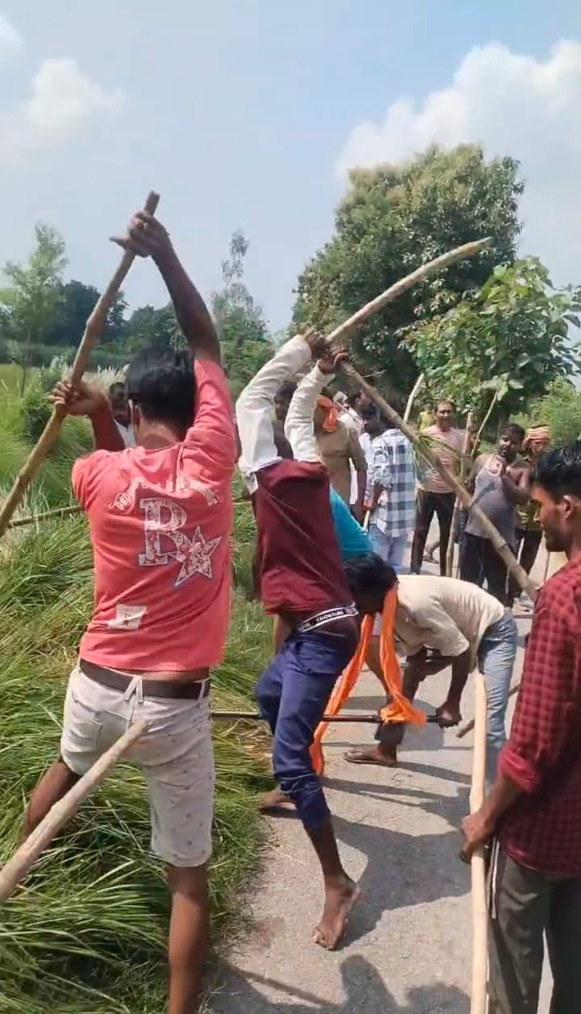  जयसिंहपुर के परसौहा गांव के पास जंगली सूअर को पीटते ग्रामीण। स्रोत-