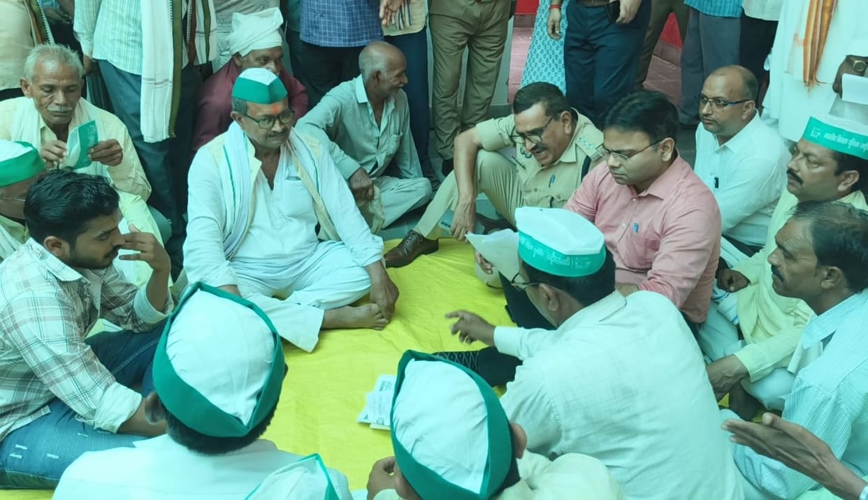 Farmers, upset over the non-arrival of officials, staged a gherao.