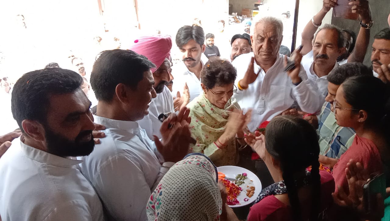 कांग्रेस कार्यालय का उद्घाटन करते हुए सांसद सैलजा व अन्य