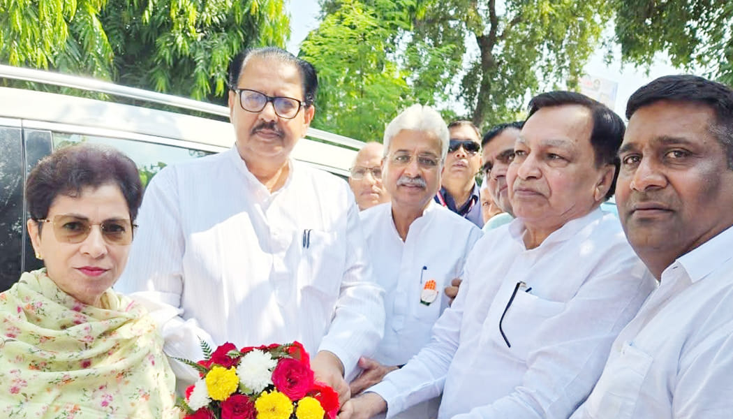 कांग्रेस प्रदेश प्रभारी संजय दत्त का स्वागत करते प्रदेशाध्यक्ष राव नरेंद्र, सांसद कुमारी शैलजा 
