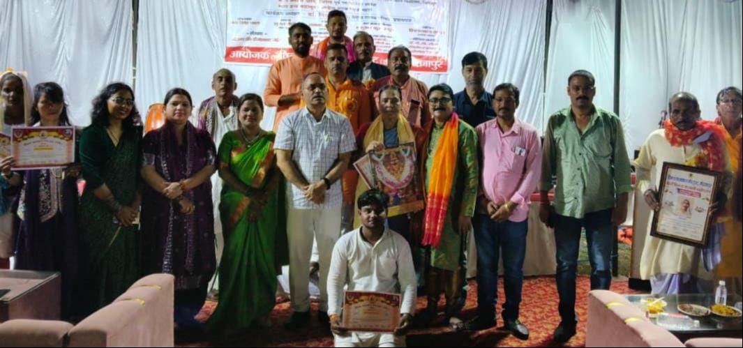 कजरी महोत्सव में अतिथि कजरी गायक और अन्य के सम्मान के बाद की फोटो, संवाद