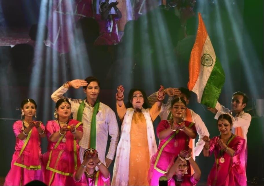 The audience swayed to Vinod Rathod's songs