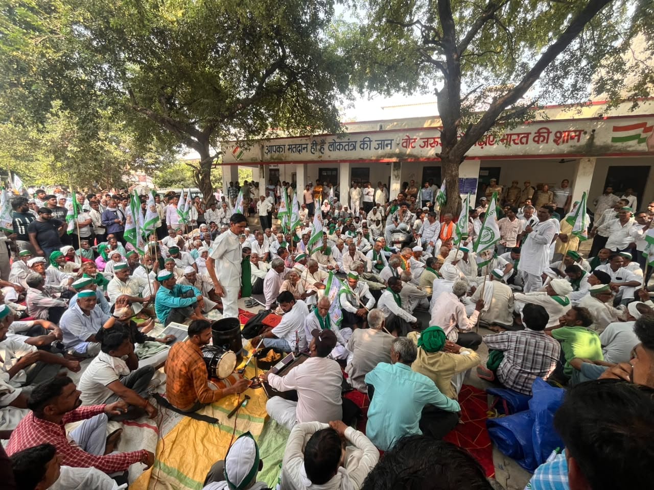 कलक्ट्रेट में धरने पर बैंठे किसान। संवाद