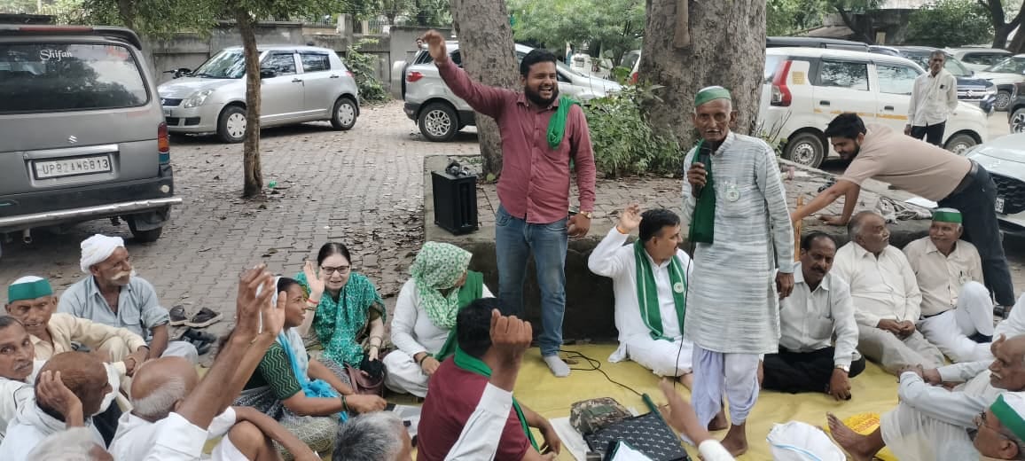 The issue of power outages and the black marketing of fertilizers was raised at the Panchayat meeting.