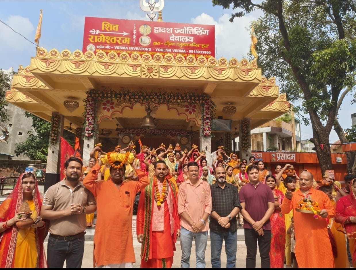 कलश यात्रा में शामिल श्रद्धालु।