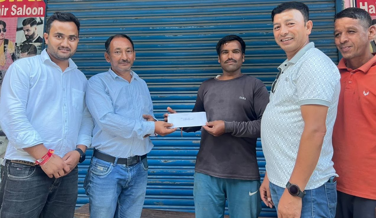 कपकोट के केंचुए में आपदा प्रभावितों को राहत राशि देते जनप्रतिनिधि।