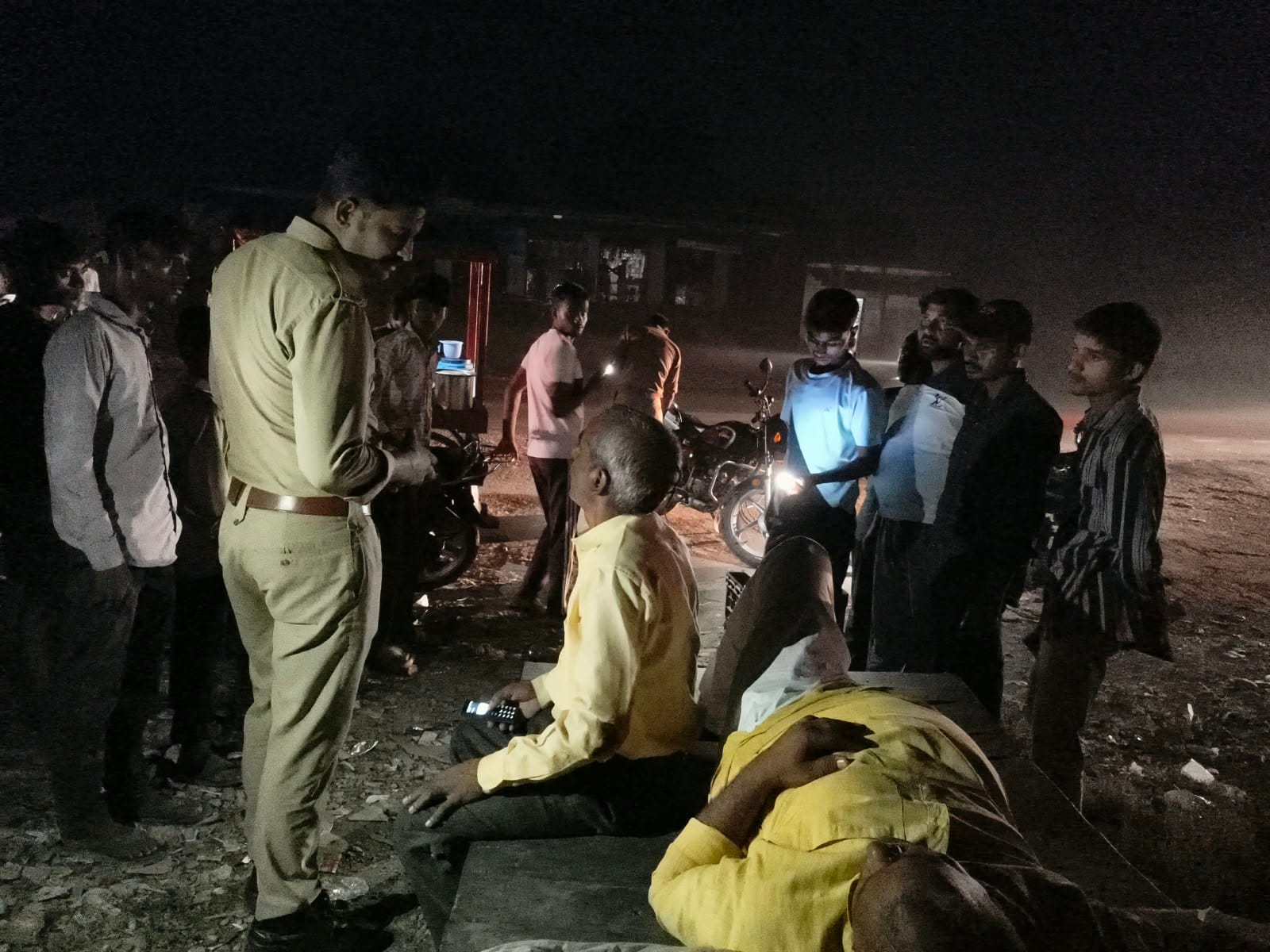 करछना। कटका बाजार में बस की टक्कर से पलटा ऑटो, मौके पर मौजूद लोग।