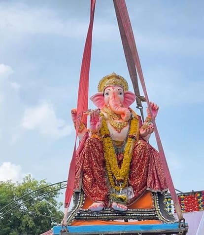 करनाईपुर में क्रेन की मदद से भगवान गणेश की प्रतिमा का विसर्जन करते श्रद्धालु। संवाद