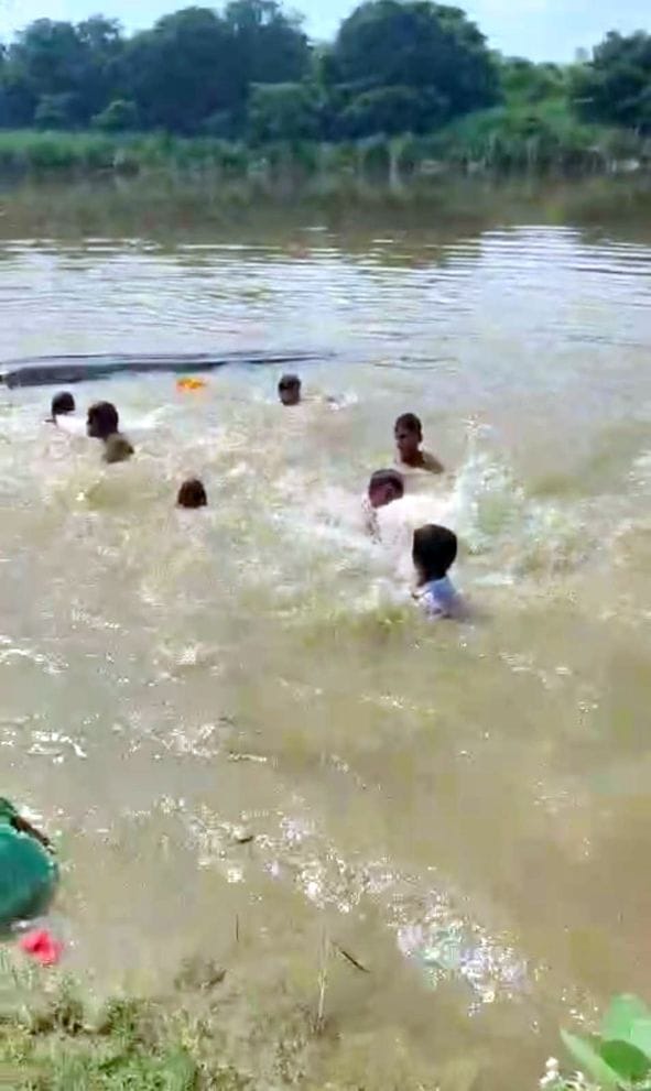 Boat capsizes in river during Ganesh idol immersion; devotees survive.