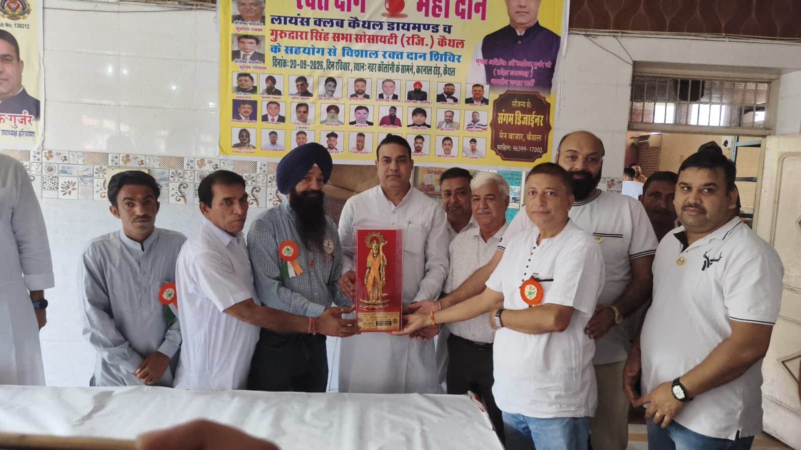 कार्यक्रम में भाजपा उपाध्यक्ष अशोक गुर्जर का स्वागत करते हुए क्लब सदस्य। विज्ञप्ति