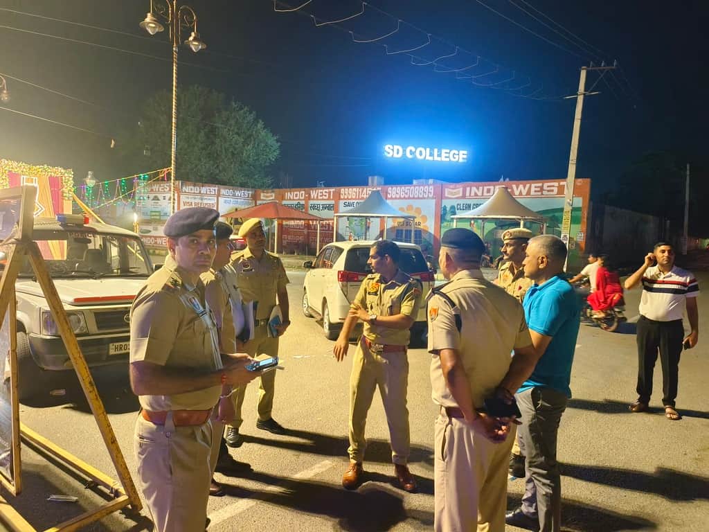 कैंट के सुभाष पार्क के पास नाके पर पुलिस कर्मियों से बात करते एसपी अजीत सिंह शेखावत। संवाद