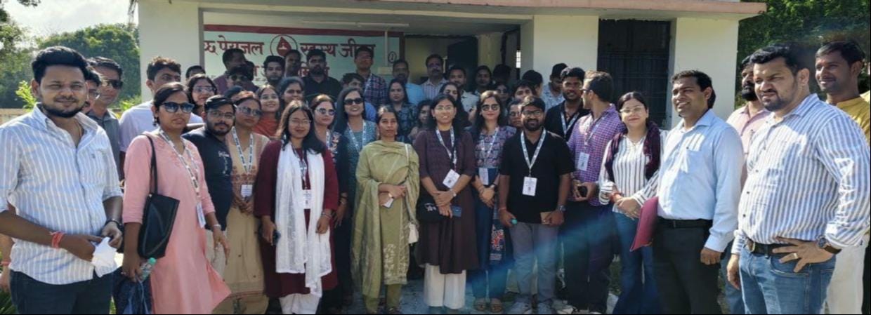 कटरा बाजार के भगहरिया पूरे मितई गांव में पहुंचे अफसर। स्रोत: सोशल मीडिया