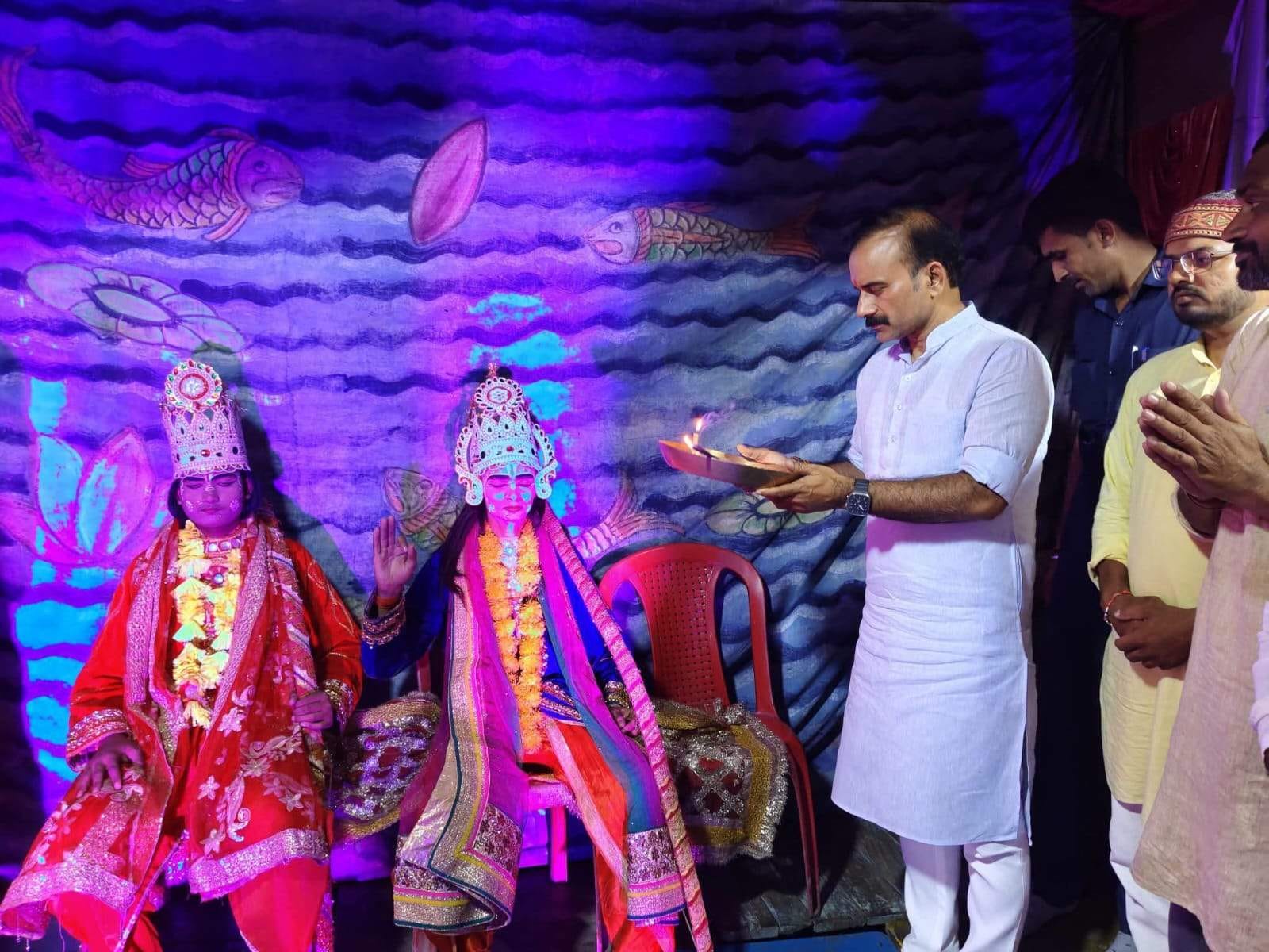 कंदवा के कंजेहरा में रामलीला में भगवान राम का आरती उतारते भाजपा विधायक सुशील सिंह। संवाद