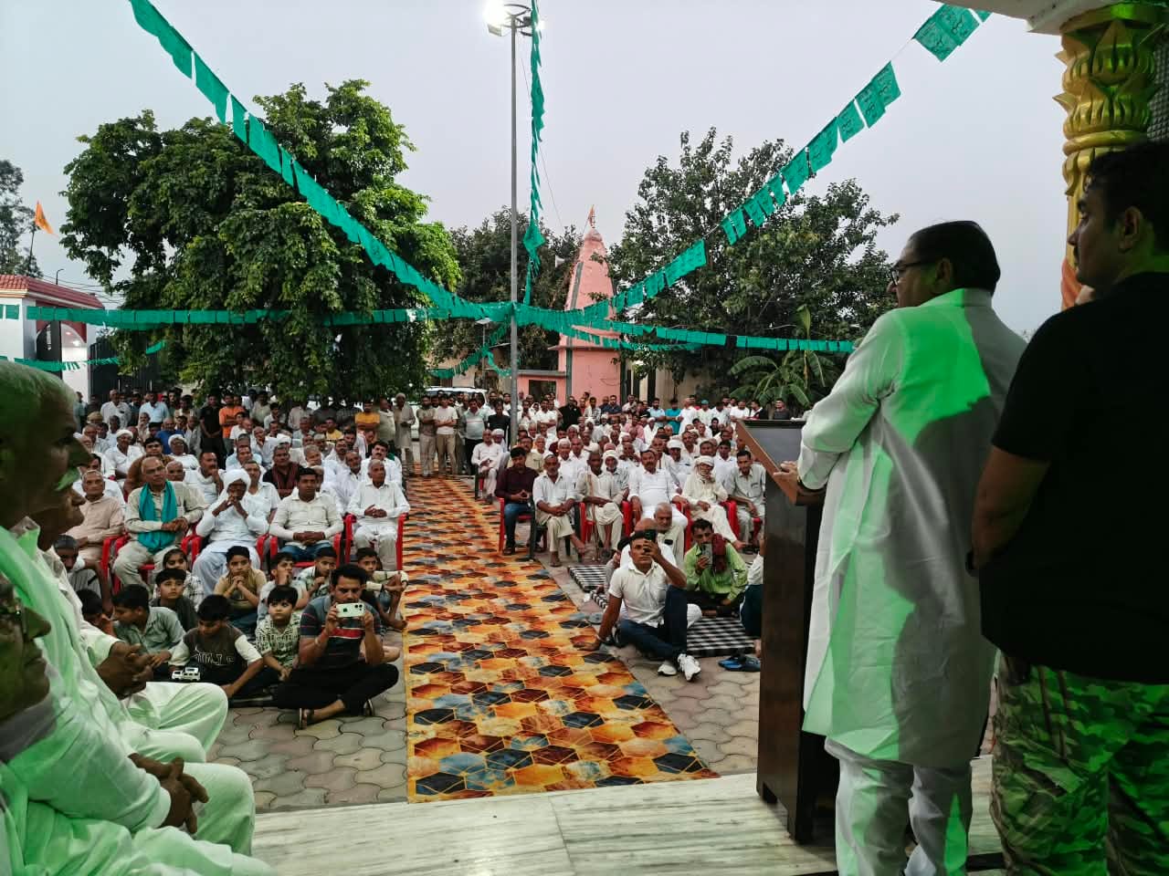कवी गांव में ग्रामीणों को संबोधित करते अभय सिंह चौटाला। संवाद