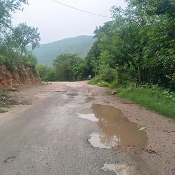खस्ताहाल बैरी नवगांव सड़क। संवाद