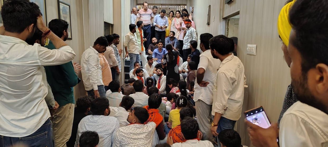 students protest in lucknow university