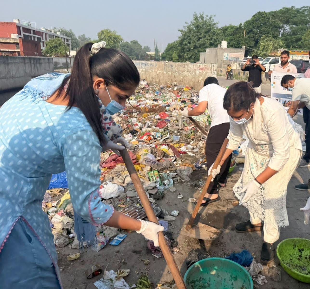 लोधी पार्क के नजदीक कूड़ा उठाते भाजपा प्रदेशाध्यक्ष डॉ. अर्चना गुप्ता और मेयर कोमल सैनी। स्रोत 