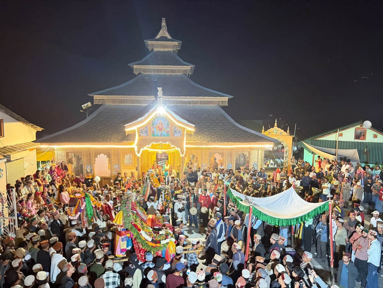 Devotees throng the divine reunion; chants of 'Jai-Jai-Kar' resound.