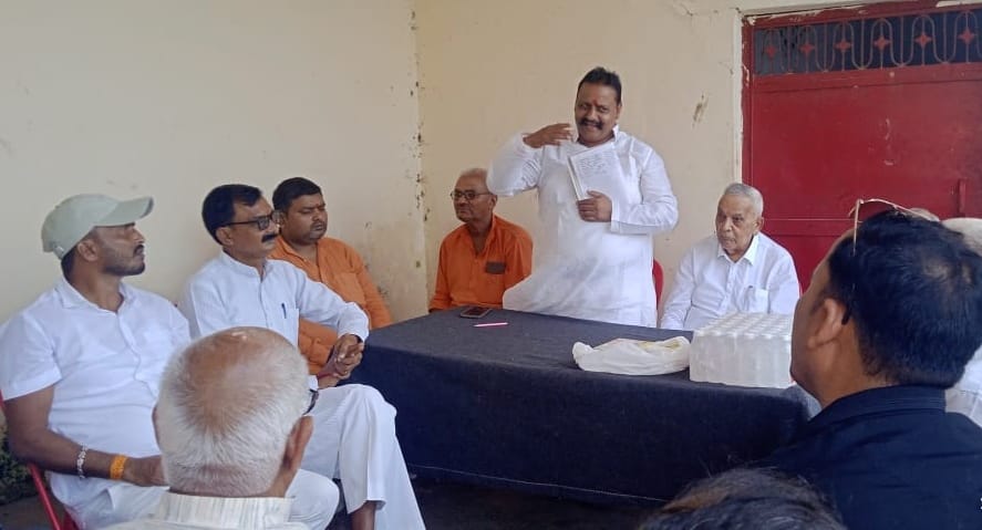 मां पाल्हमेश्वरी मंदिर के जीर्णोद्धार एवं विकास को लेकर आयोजित बैठक को संबोधित करते ध्रुव सिंह