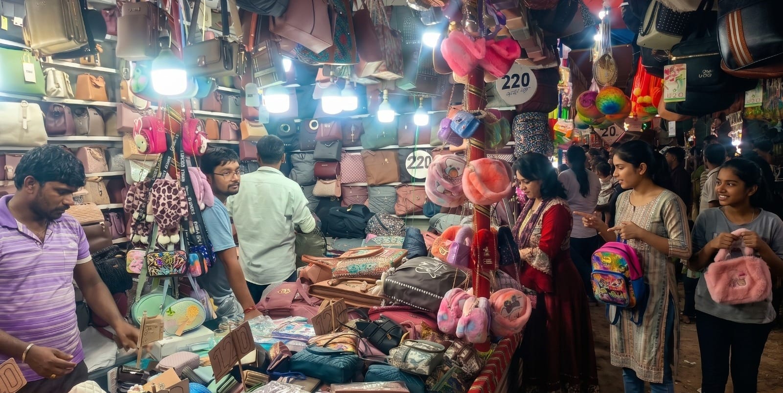 मेले में कोरियन पर्स खरीदतीं युवतियां। संवाद