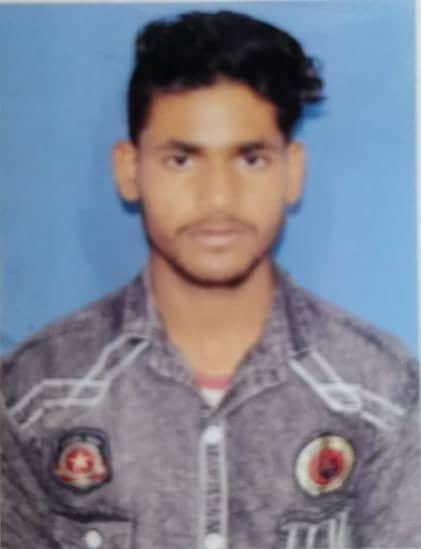 मनियर थाना के समीप खड़ी बोलेरो में टकराने से मृतक कस्बा के वार्ड नंबर 12 मलाहु टोला निवासी मोहि