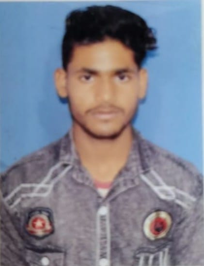 मनियर थाना के समीप खड़ी बोलेरो में टकराने से मृतक कस्बा के वार्ड नंबर 12 मलाहु टोला निवासी मोहि