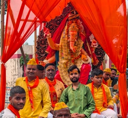 मिर्जापुर में भगवान गजानन की विसर्जन यात्रा निकालते श्रद्धालु। संवाद