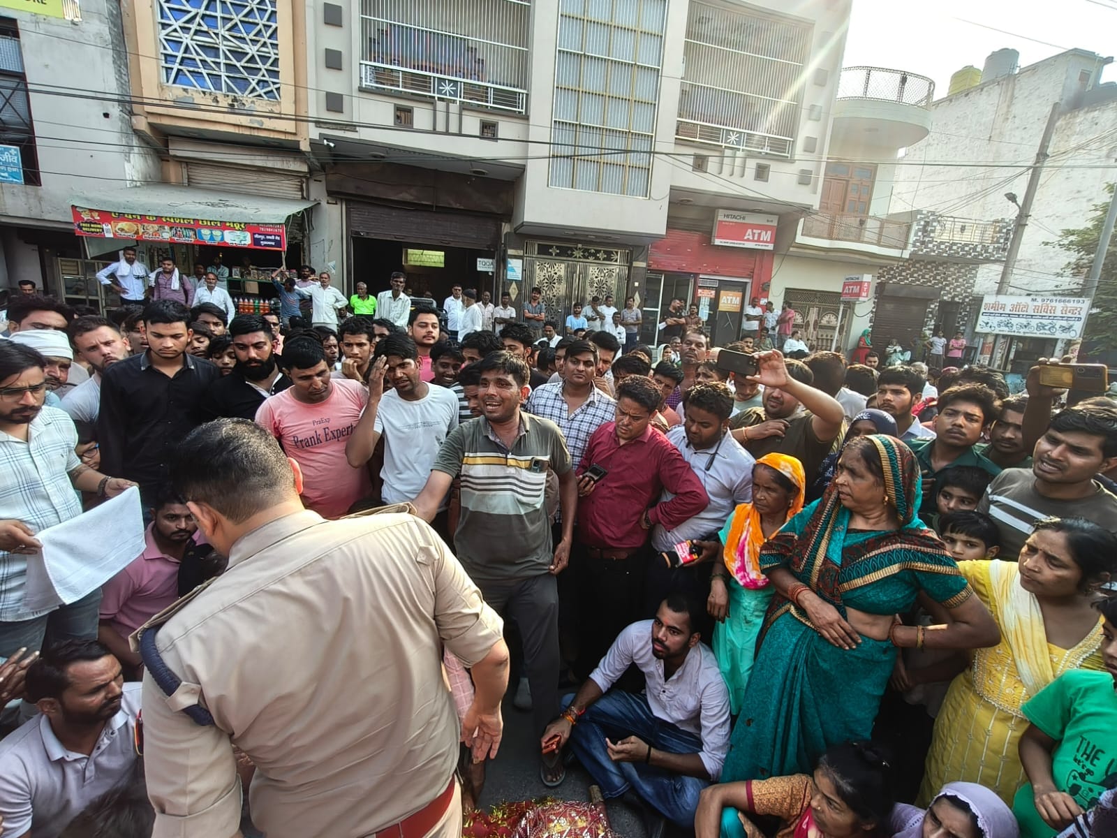 मुरादनगर। सड़क हादसे में महिला की मौत पर लोगों ने रावली रोड पर शव रखकर लगाया जाम। संवाद