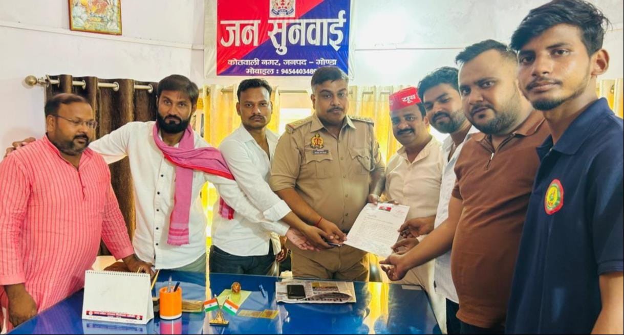 माधवपुर के पास विवादित पोस्टर फाड़ते सपा नेता लालचंद गौतम व नगर कोतवाली में तहरीर देते सपाई। सं