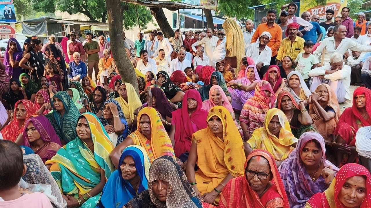 मियांचक बाजार में कजरी मुकाबले को सुनती महिलाएं। संवाद