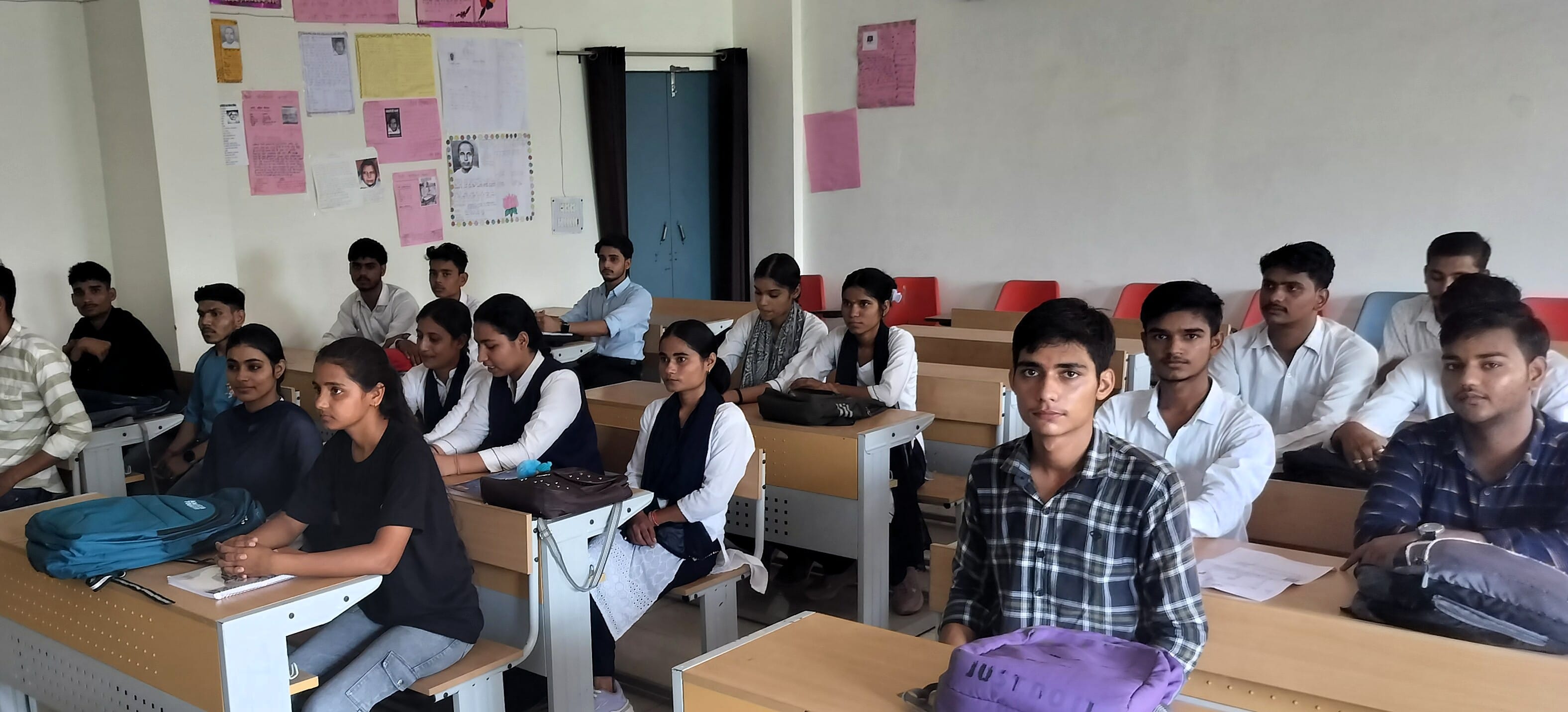 निबंध प्रतियोगिता में शामिल प्रतिभागी। संवाद 