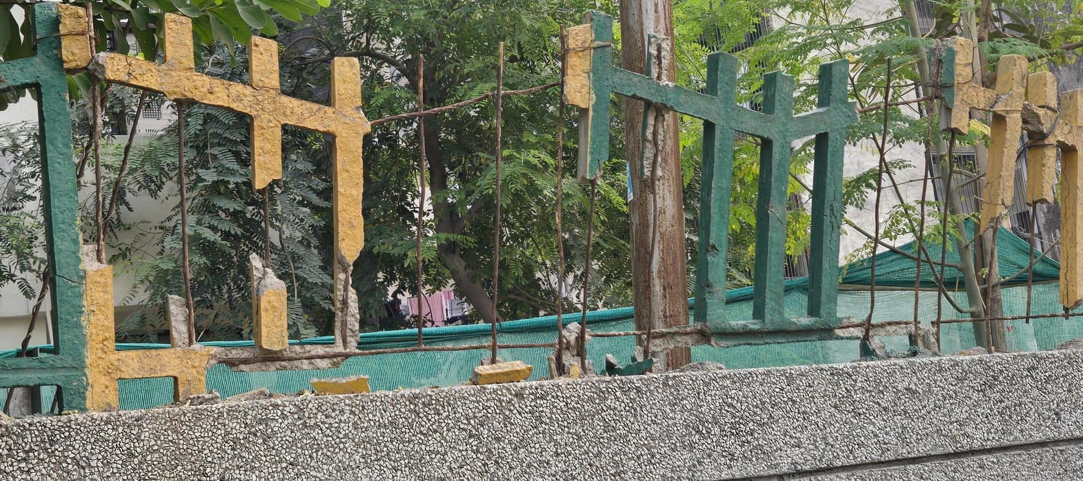 नोएडा सेक्टर 112 ग्रीन बेल्ट की टूटी रेलिंग।