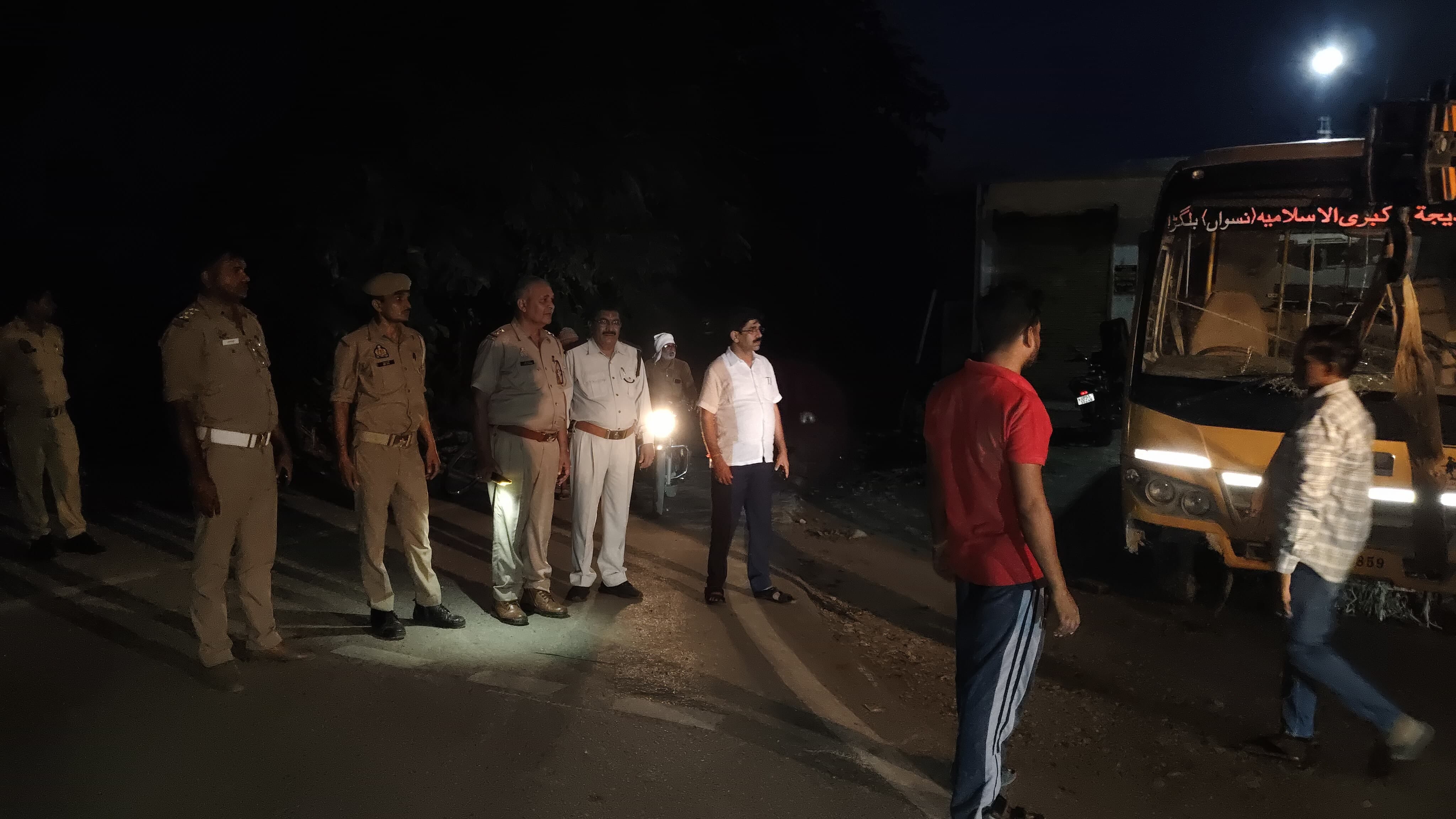 नहर में गिरी बस को निकलवा कर सहायक संभागीय परिवहन अधिकारी संजय कुमार सिंह ने की जांच
