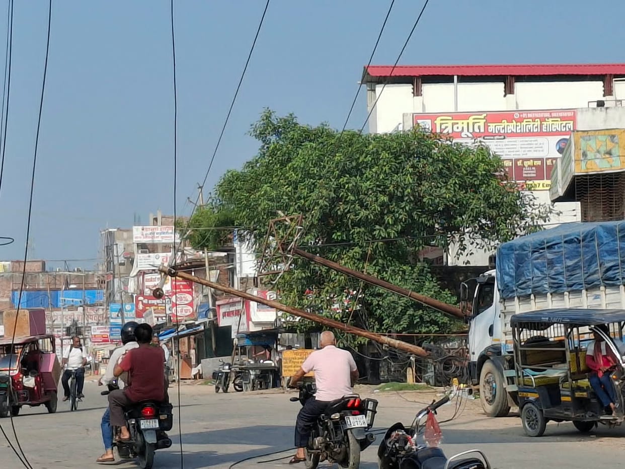 Power to two thousand homes was disrupted for 7 hours after two poles fell at Naiganj Chowk