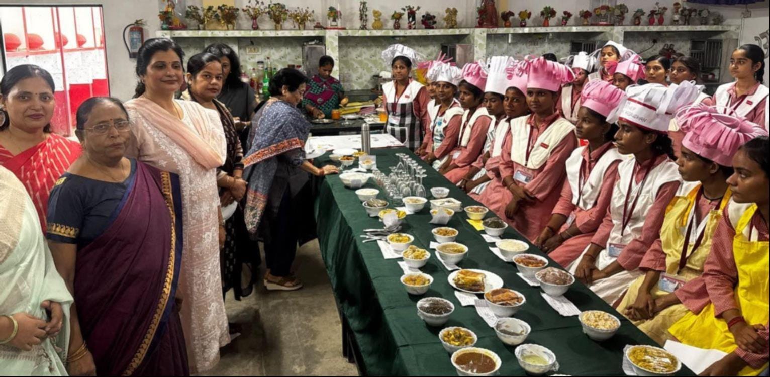 नारी ज्ञानस्थली महाविद्यालय में पोषण प्रदर्शनी देखतीं शिक्षिकाएं। स्रोत: महाविद्यालय