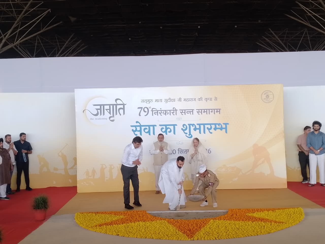 निरंकारी आध्यात्मिक स्थल पर कस्सी चलाकर सेवा कार्य शुरू करते राजपिता रमित। संवाद