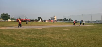 नारायणगढ़ में क्रिकेट मैच में खिलाड़ी भिड़ते हुए। संवाद