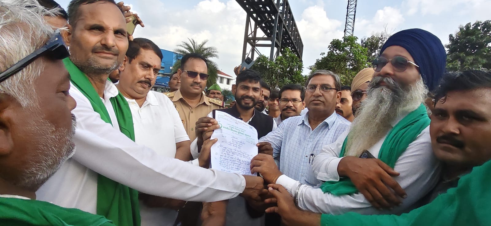 नायब तहसीलदार राम बालक को ज्ञापन देते किसान नेता। संवाद