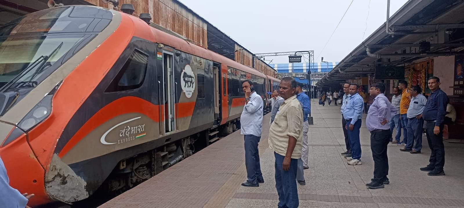 पीडीडीयू रेलवे स्टेशन पर खड़ी रांची वाराणसी वंदेभारत एक्सप्रेस। संवाद