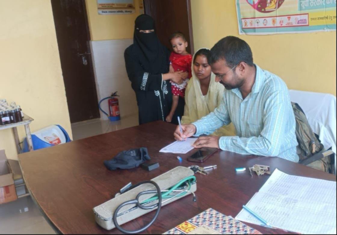 पीएचसी सेवता में मरीज देखते चिकित्सक। - संवाद