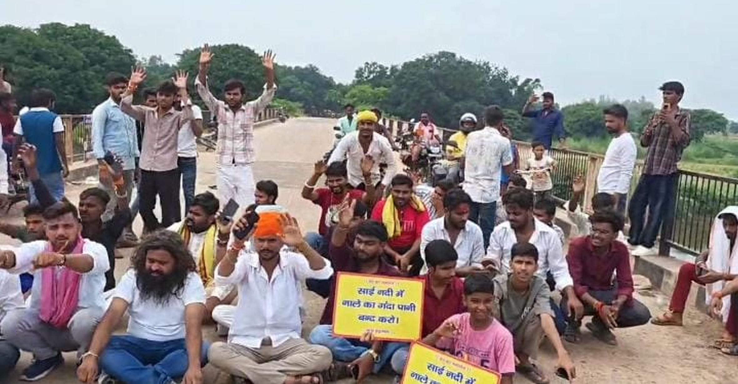 पीजीआई के नाले का प्रदूषित पानी सई नदी में गिराए जाने के विरोध में रायबरेली-उन्नाव हाईवे पर बने