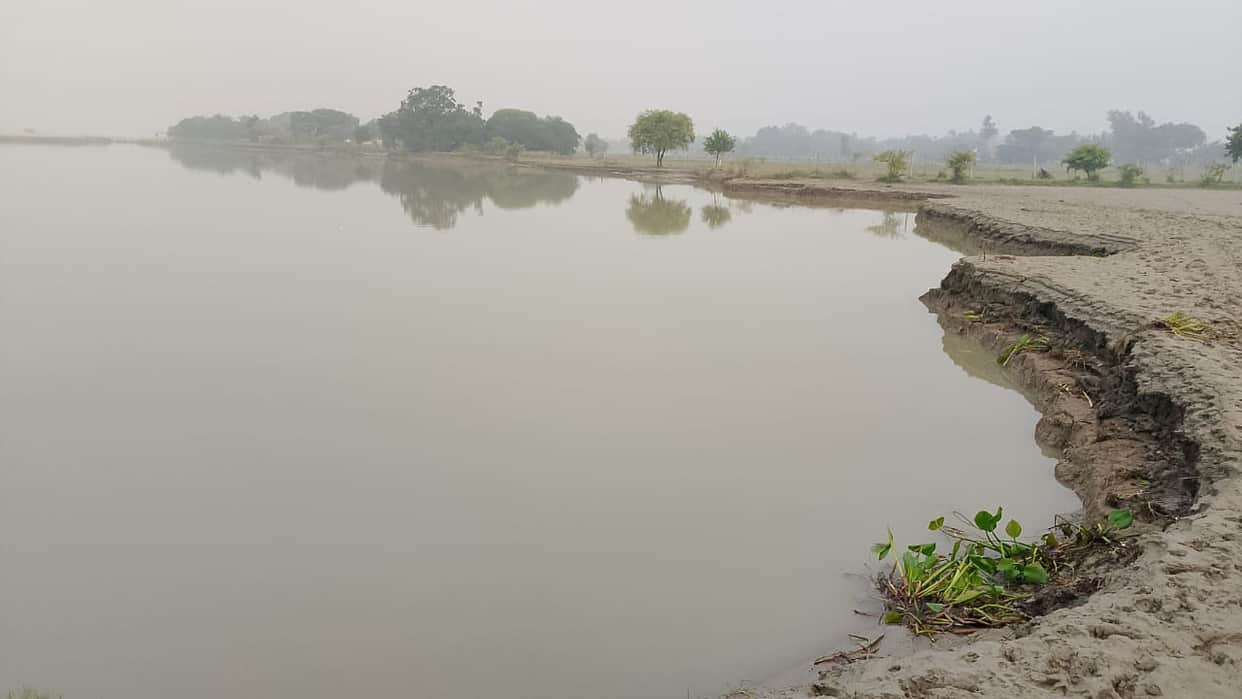 Saryu's current is swift; pressure on embankments persists.