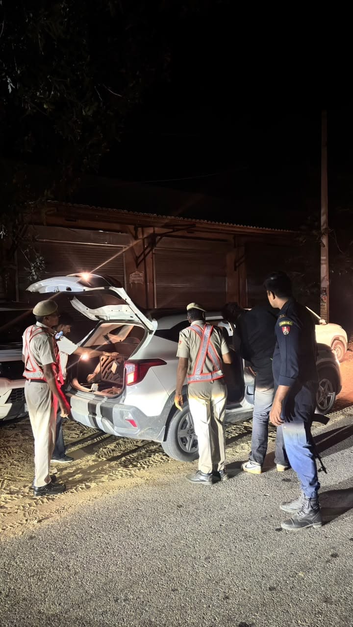 पुलिस नाकों पर वाहनों की चेकिंग करते पुलिसकर्मी।