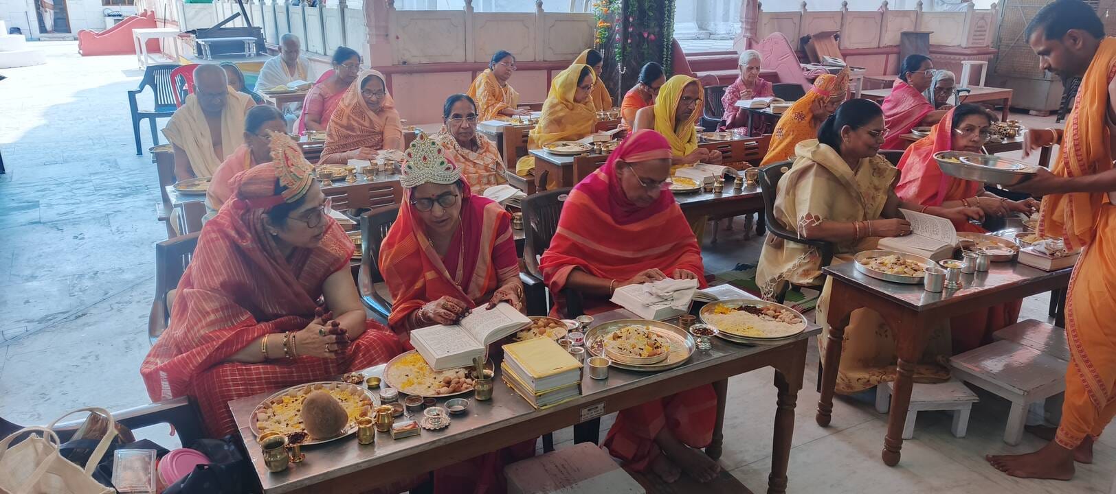 प्राचीन दिगंबर जैन बड़े मंदिर में पूजा अर्चना करते श्रद्धालु स्रोत मंदिर
