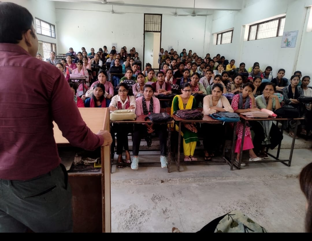 प्राचार्य डॉ. अजय विद्यार्थियों को जानकारी देते। स्रोत : कॉलेज