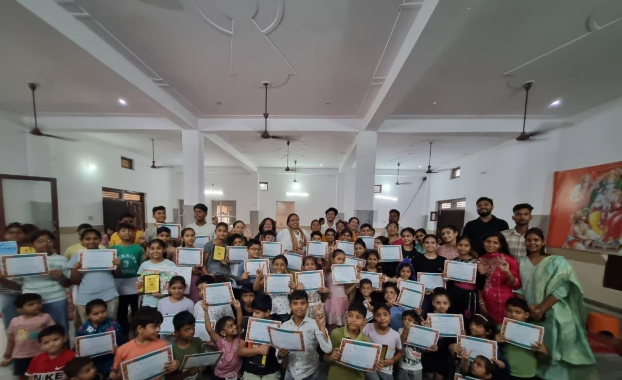 प्रतियोगिता के दौरान एकजुट विद्यार्थी व गणमान्य। स्रोत : संस्था