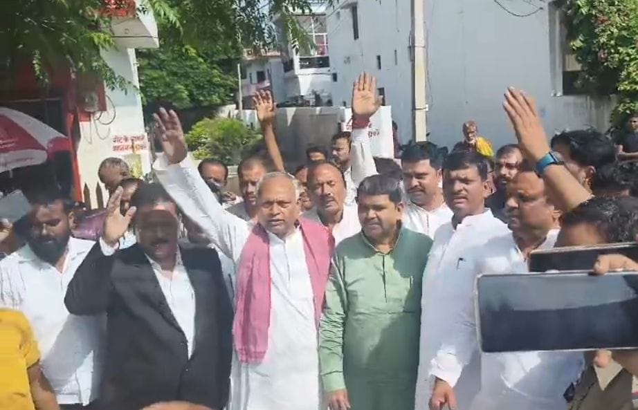 प्रदीप की फाइल फोटो, बिलखते परिजन व प्रदर्शन करते सपाई। संवाद