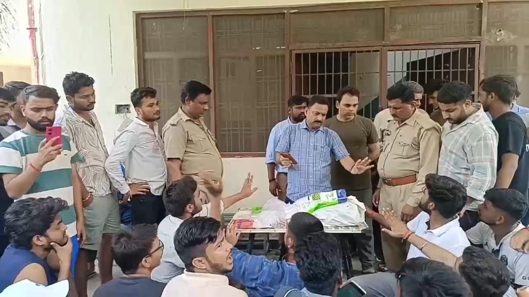 Lucknow University: Protest over complaint of poor-quality food in the mess