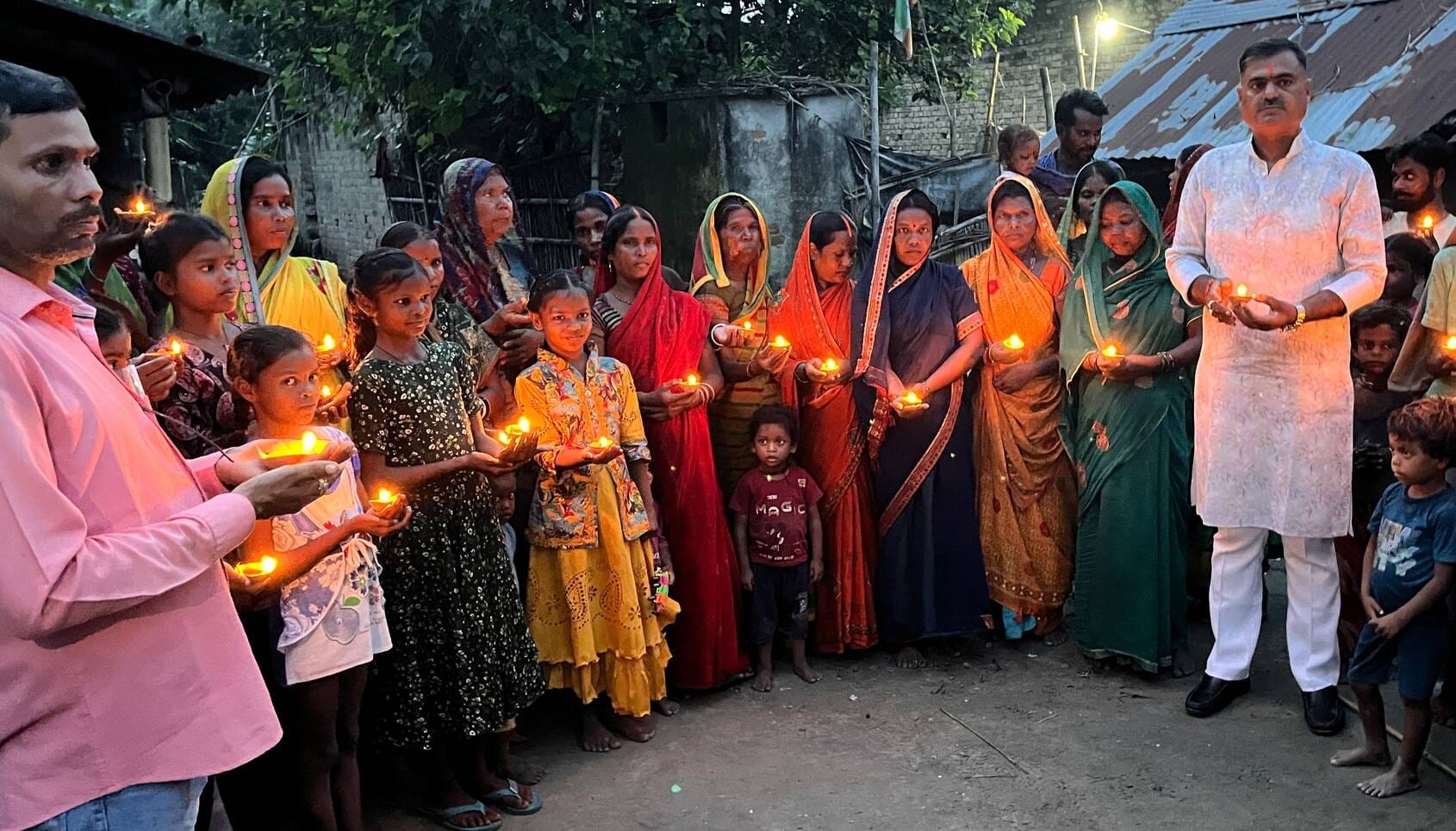 प्रधानमंत्री के जन्मदिन पर विन्दवलिया गांव में दीप जला कर जल संरक्षण का संकल्प दिलाते भाजपा नेत