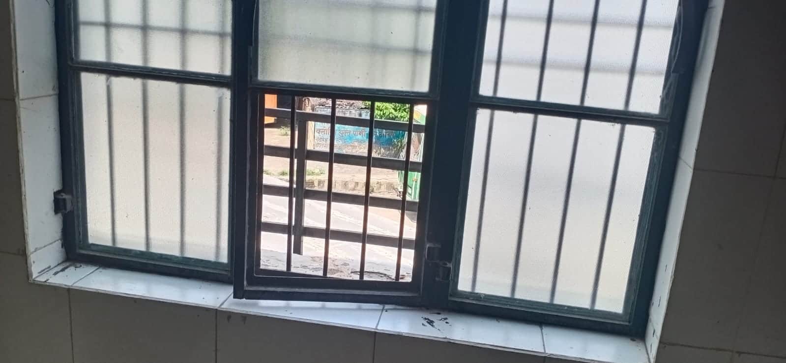 पड़ताल की खबर में...रोडवेज डिपो भवन की खिड़की का टूटा शीशा।संवाद